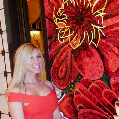 Profile Picture of Stephanie Ferrante (@justglowingstef) on Twitter