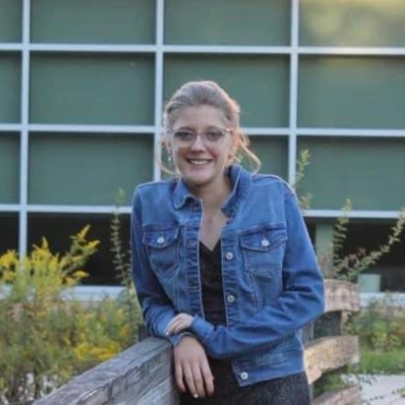 Profile Picture of Kylie Comber (@comberkylie82) on Poshmark