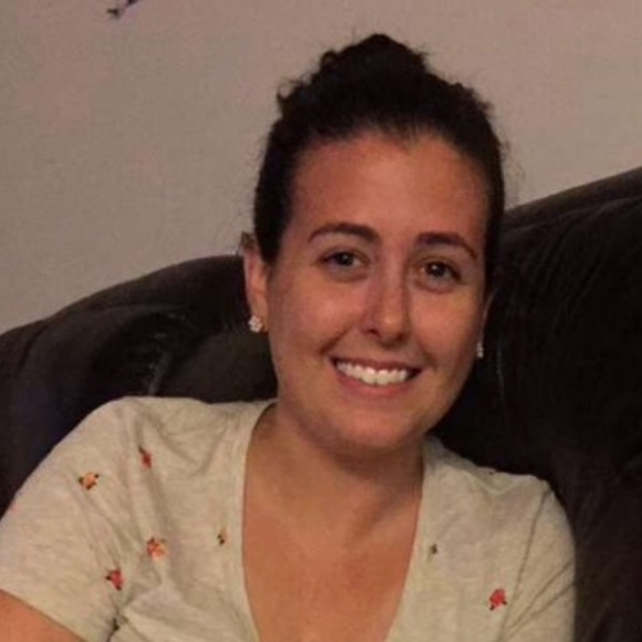 Profile Picture of Nicole Andolino (@ntandolino) on Poshmark