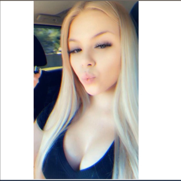Profile Picture of Carley Bergstrom (@carleybergst349) on Poshmark