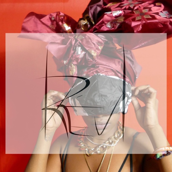 Profile Picture of Tomi Randall (@tomididit) on Poshmark