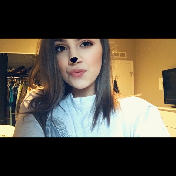 Profile Picture of Larae Morrow (@laraemorrow) on Poshmark
