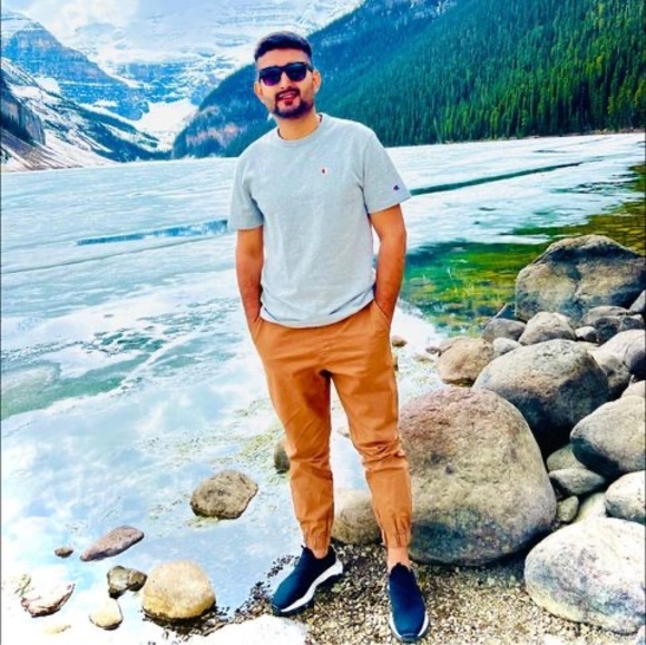 Profile Picture of Lakhwinder Batth (@batthlakhwinder) on Poshmark