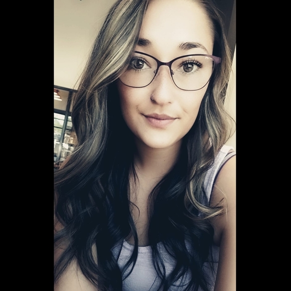Profile Picture of Kaylie Floodeen (@kaylie3024) on Poshmark