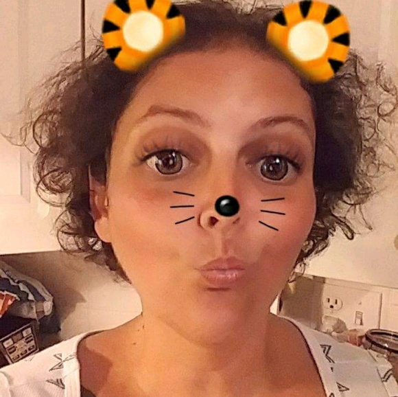 Profile Picture of Abigail Gunnoe (@abilyn1985) on Poshmark