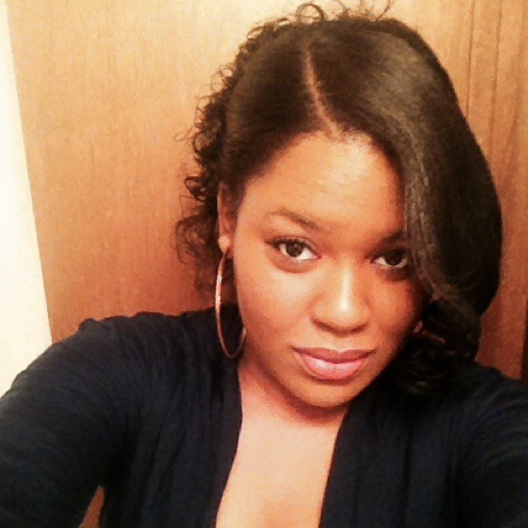 Profile Picture of Desirae Thompson (@desirae08) on Poshmark