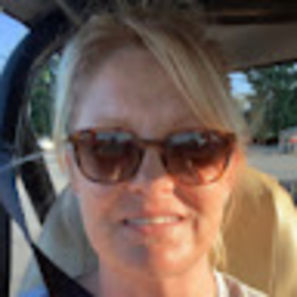 Profile Picture of L Bendixsen (@lrbeni) on Poshmark