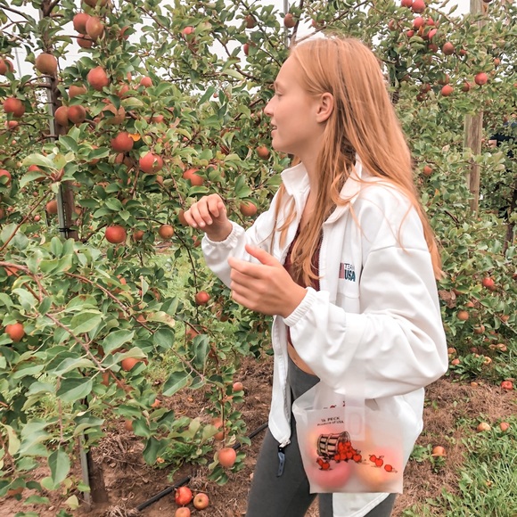 Profile Picture of Julia Blasinski (@juliablas2) on Poshmark