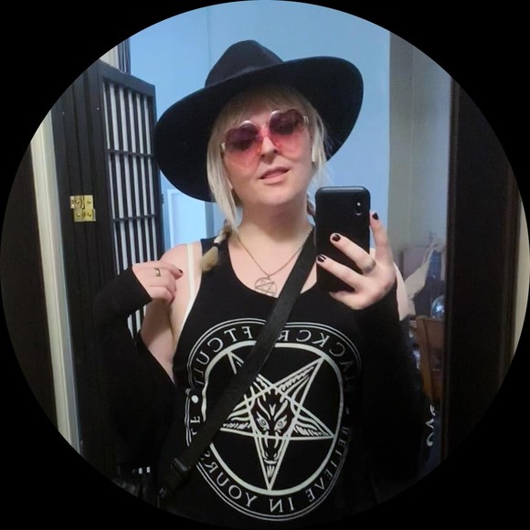 Profile Picture of Angel Geist (@angel_geist) on Poshmark