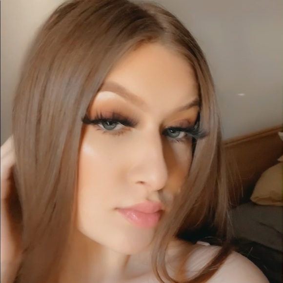 Simone Ryan - Poshmark Profile Picture of Simone Ryan (@rosered604) on Poshmark