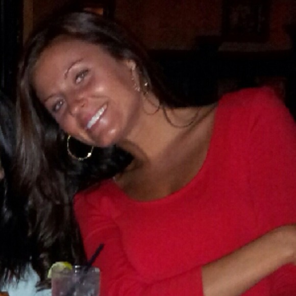 Profile Picture of Danielle Rynne (@dani_thegirl) on Poshmark