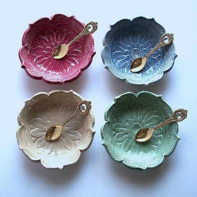 Profile Picture of Linda Hicks/Cats Paw (@catspawpottery) on Twitter