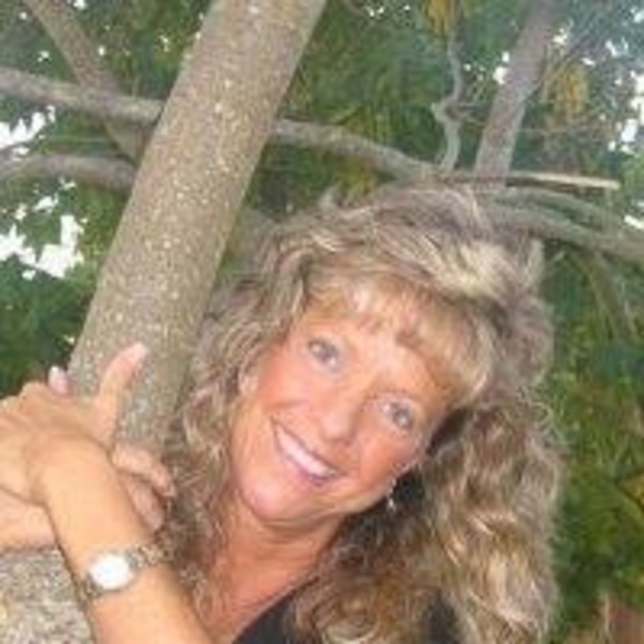 Profile Picture of Mende Charapata (@mlcharapata) on Poshmark