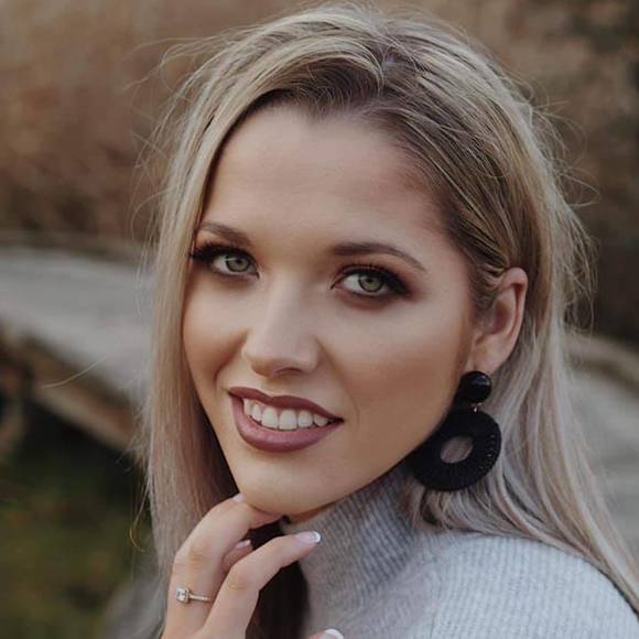 Profile Picture of Chelsea Freestone (@cfreestone19) on Poshmark