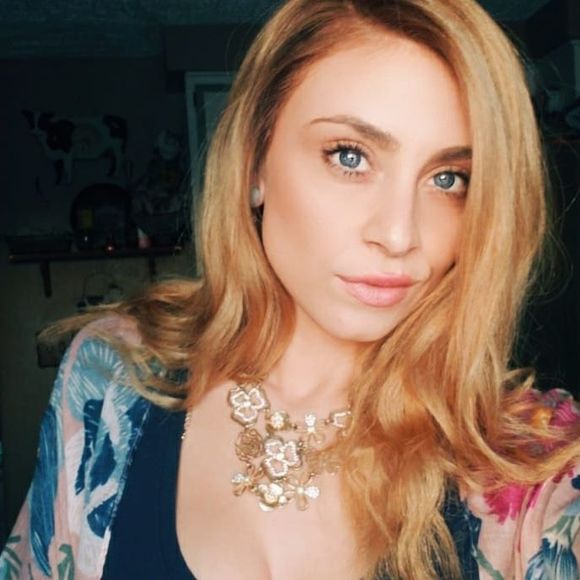 Profile Picture of Amanda Zubke (@azubke920) on Poshmark