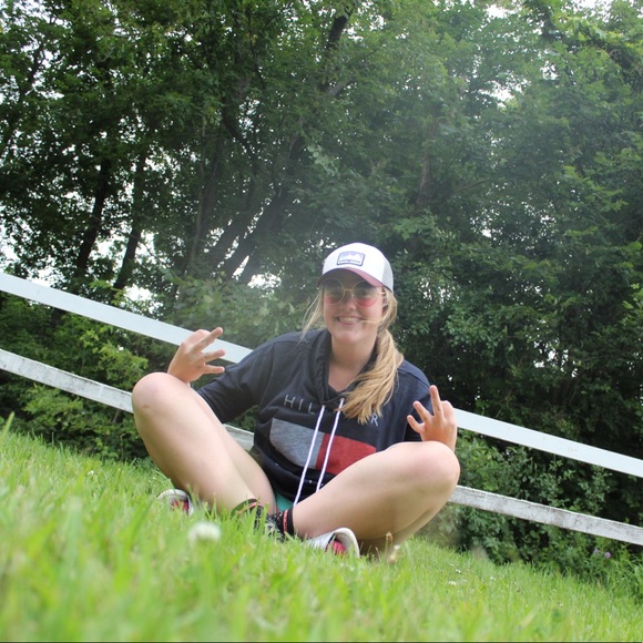 Profile Picture of Olivia Windjue (@lippeylou) on Poshmark