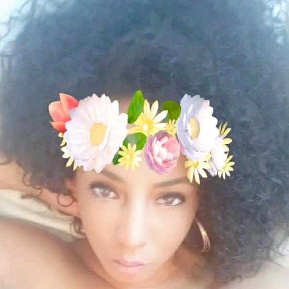 Profile Picture of Yolanda Knight (@itsgolden81) on Poshmark