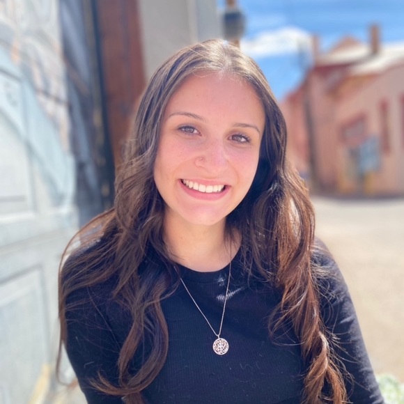 Profile Picture of Ella Sweezey (@swxx_ella) on Poshmark