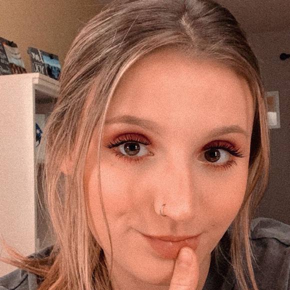 Profile Picture of Zoe Strepek (@zoestrepek) on Poshmark