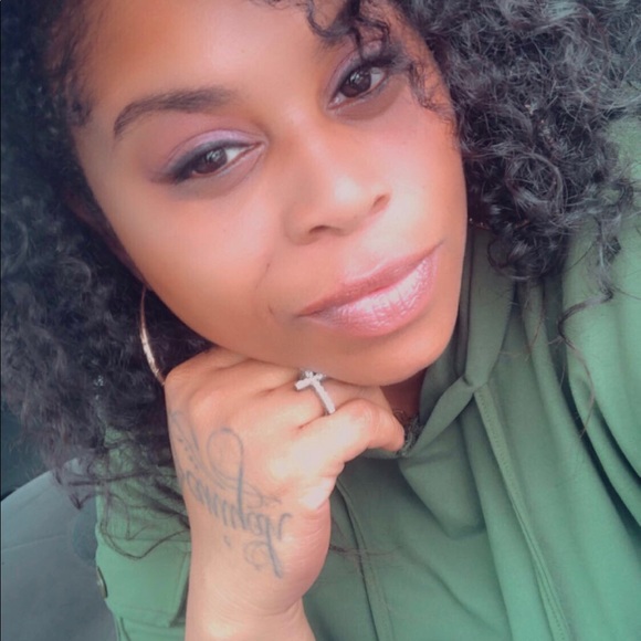 Profile Picture of Dierdra Pulley (@mizzd945) on Poshmark