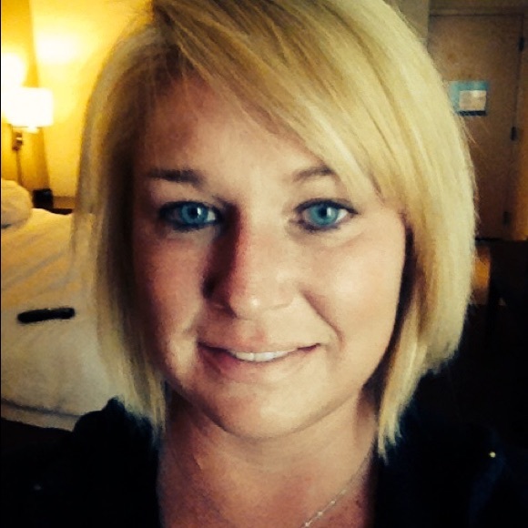 Profile Picture of Lauren Grapa (@laurenann0706) on Poshmark
