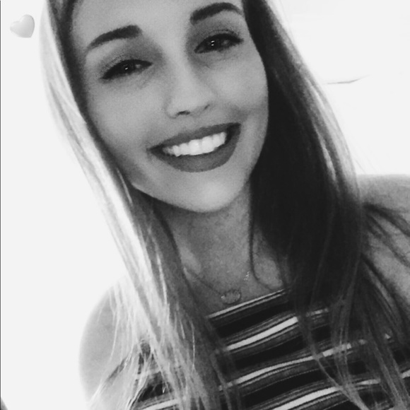 Profile Picture of Mikaela James (@mikaela_james) on Poshmark