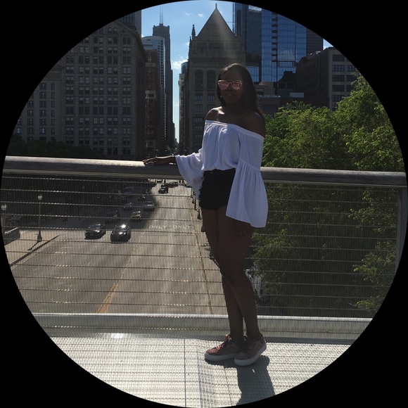 Profile Picture of Danielle Keys (@danilk) on Poshmark