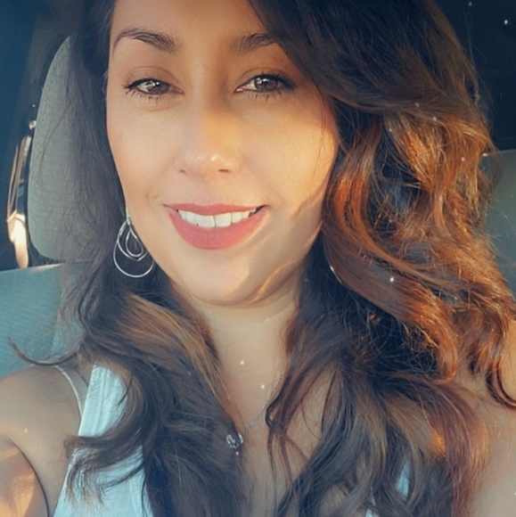 Profile Picture of Yvette Cordova (@realtoryvettec) on Poshmark