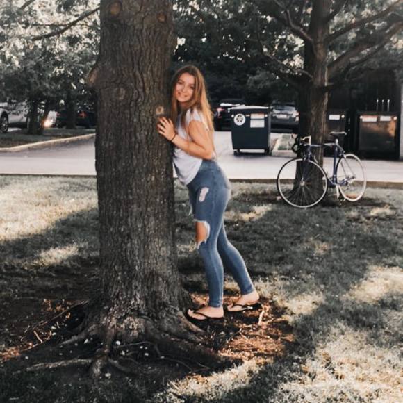 Profile Picture of Patricia Fuks (@patricia_1415) on Poshmark