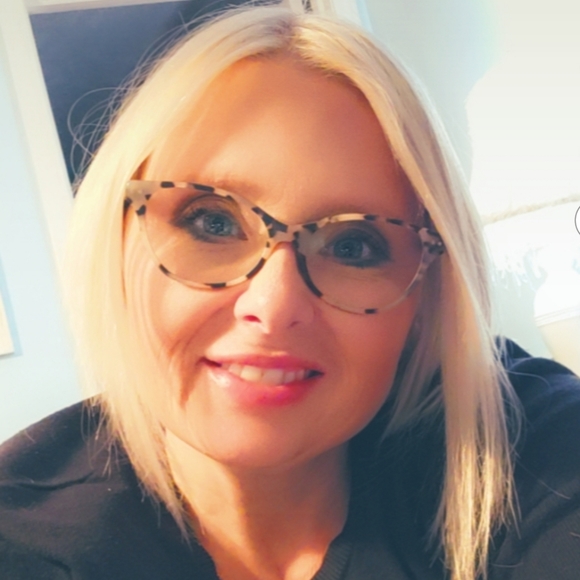 Profile Picture of Liz Cutshaw (@lizv1976) on Poshmark