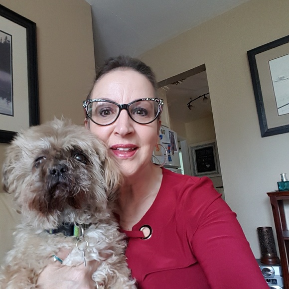 Profile Picture of Gloria James (@scenicview2) on Poshmark