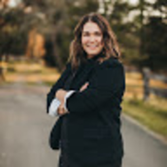 Profile Picture of Jondea Erisman (@jondeaerisman) on Poshmark