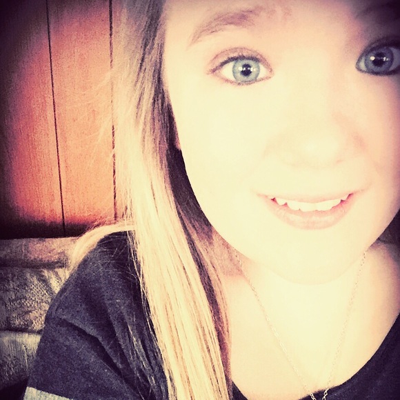 Profile Picture of Hannah Petrick (@han22nah) on Poshmark