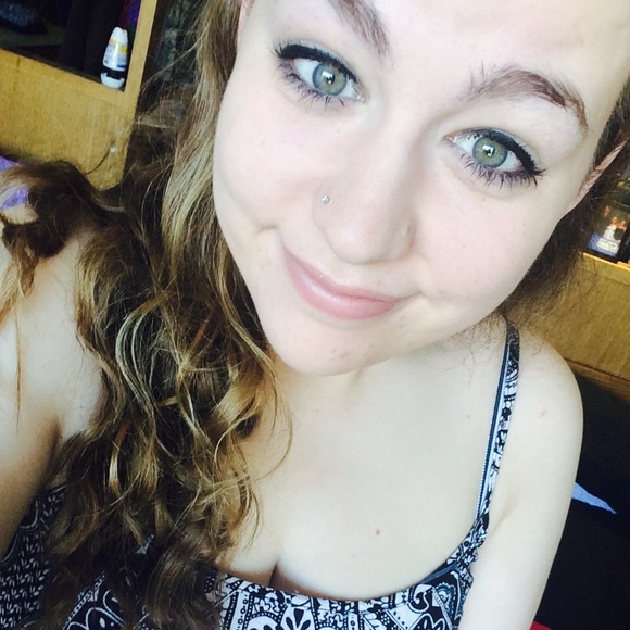 Profile Picture of Genevieve Canavan (@yeahyeah17) on Poshmark