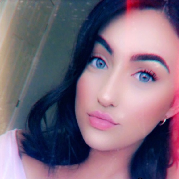 Profile Picture of Shauna Pasztor (@skristina9497) on Poshmark