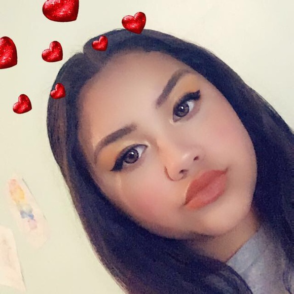 Profile Picture of Quinn Belloise (@quinnsadilla) on Poshmark