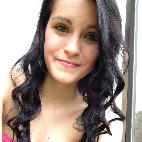 Profile Picture of Alisa Thayer (@alisaa_3) on Poshmark