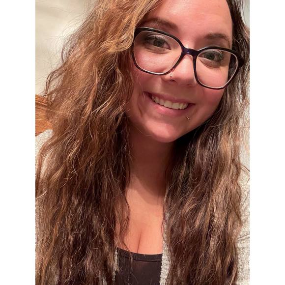 Profile Picture of Kels Beresh (@kelsberesh) on Poshmark