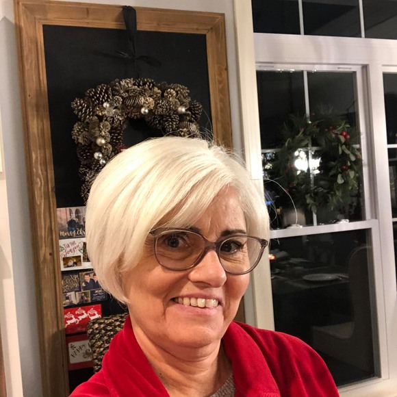 Profile Picture of Carol Zappone (@carolz47) on Poshmark