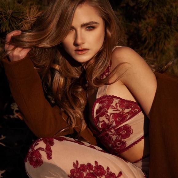 Profile Picture of Alexandra Prodanuk (@aprodanuk) on Poshmark