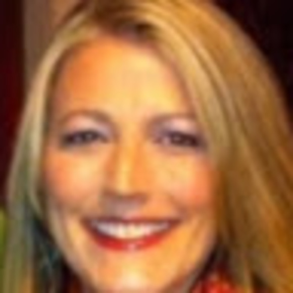 Profile Picture of Paula Santinelli (@santinellipaula) on Poshmark