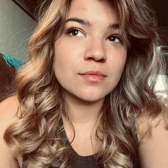 Profile Picture of Julia Colesworthy (@julia2399) on Poshmark