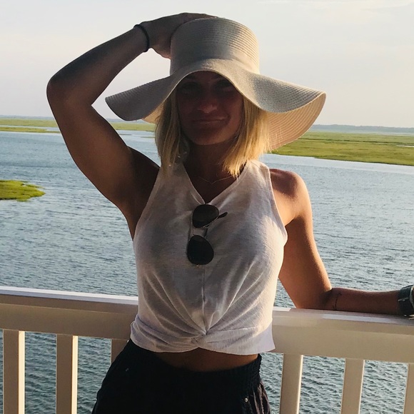 Ashley Basquill - Poshmark Profile Picture of Ashley Basquill (@ashleybasquill) on Poshmark