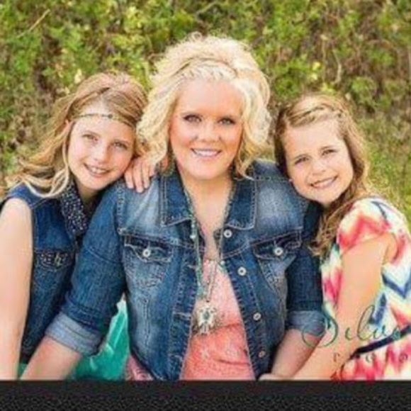 Profile Picture of Tarra Janzing (@tarrajanzing) on Poshmark