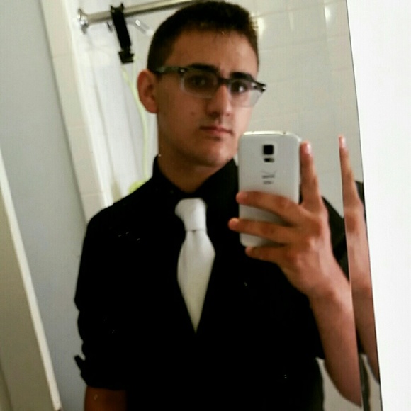 Profile Picture of Andrew Marks (@andrew449) on Poshmark