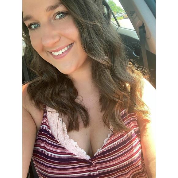 Profile Picture of Danielle Oeser (@oeser2) on Poshmark