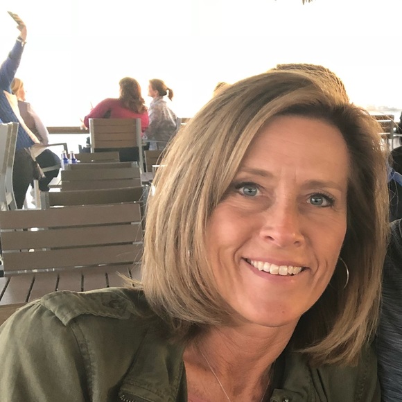 Profile Picture of Tracey Page (@pagemom2) on Poshmark