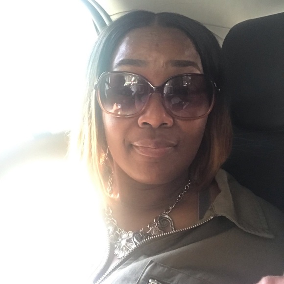 Profile Picture of Denise Roachford (@deniseroachford) on Poshmark