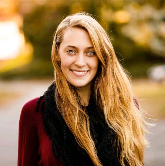 Profile Picture of Emma Coronella (@ect402) on Poshmark