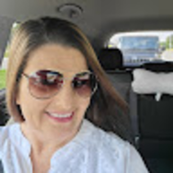 Profile Picture of Connie Wolfe (@conniewolfe451) on Poshmark